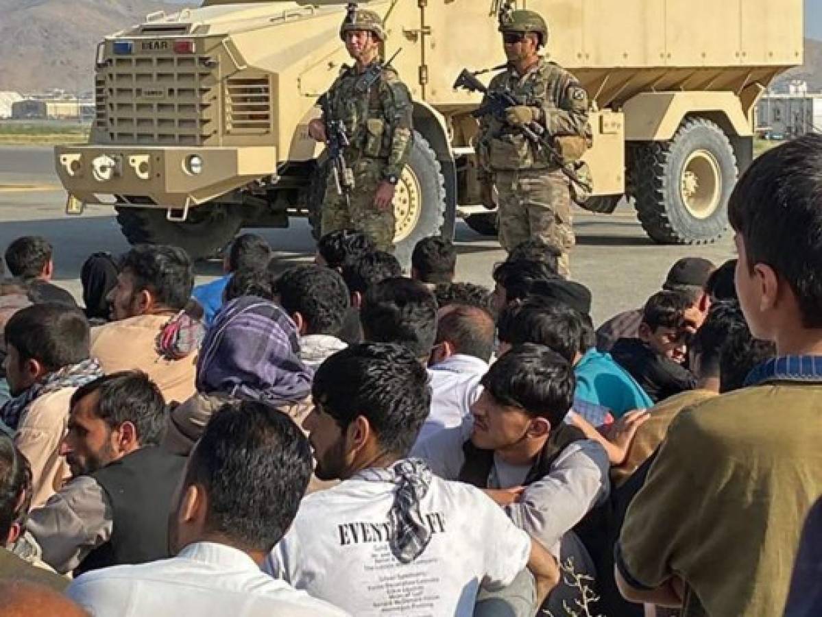 Disparos, empujones y desesperación: Momento en que afganos intentan escapar del aeropuerto