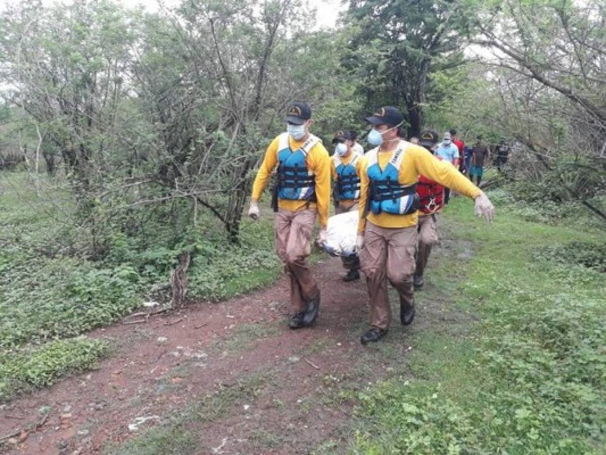 Momento en que rescatistas trasladan los restos de Alcides Romero.