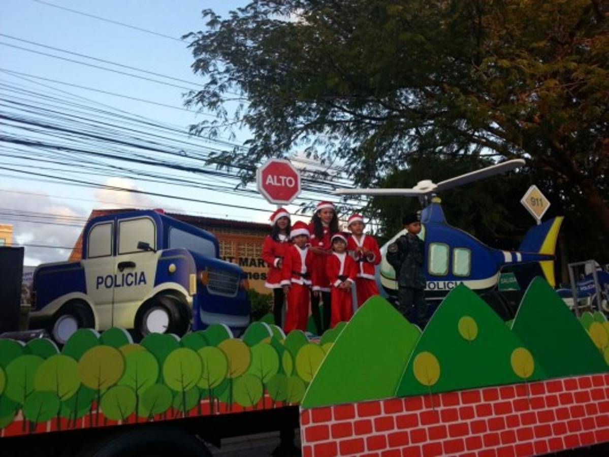 El colorido desfile de carrozas navideñas en la capital de Honduras