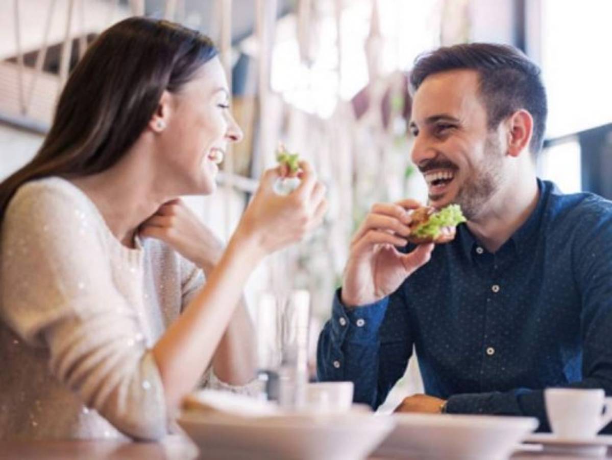 Conocer restaurantes nuevos y probar comida diferente al aire libre es un buen plan para cambiar la rutina. Foto: Pixabay