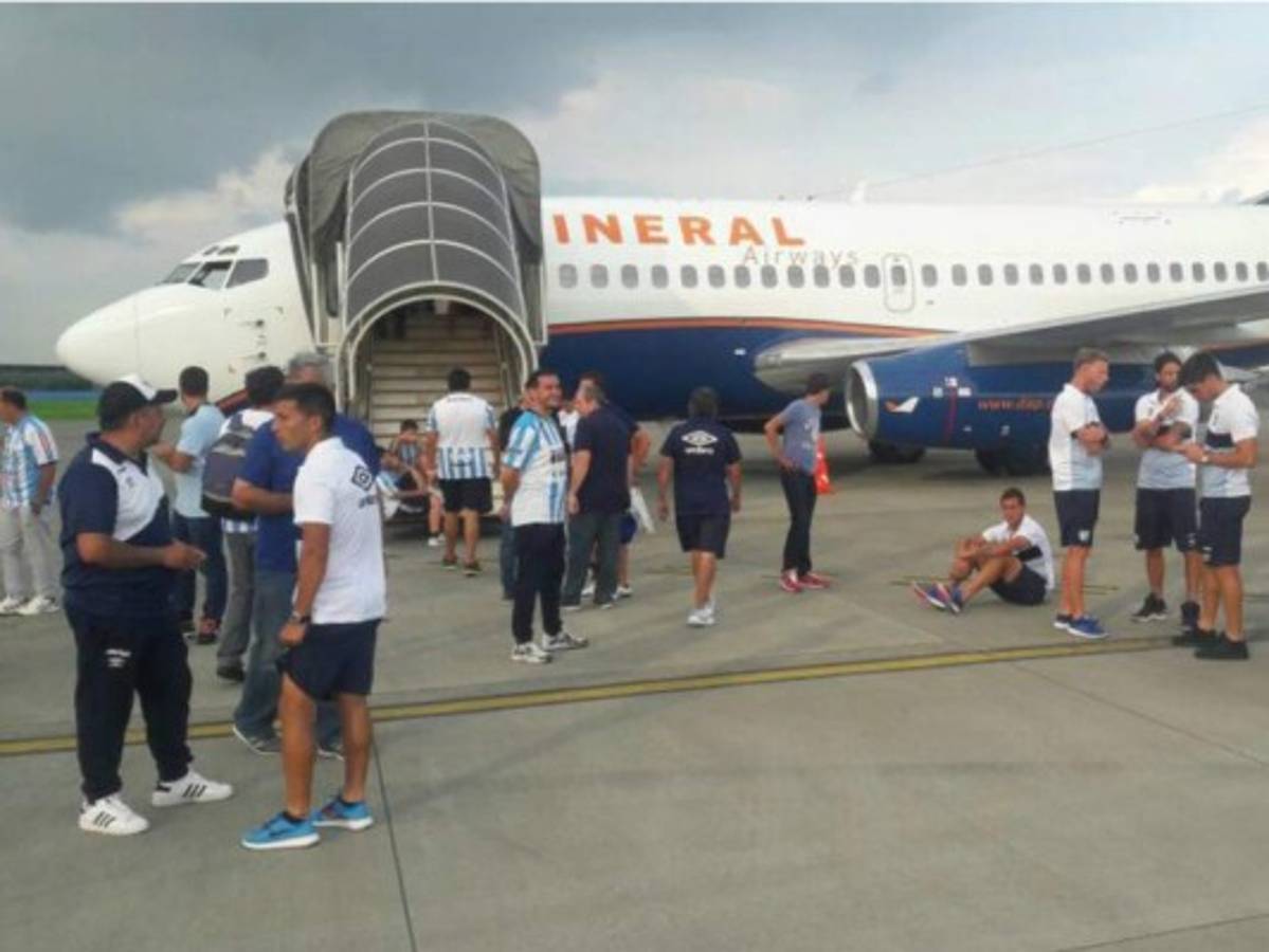 En este avión debía viajar el Atlético Tucumán rumbo a Quito, pero el autoridades de Ecuador no lo permitieron. Foto: Internet.