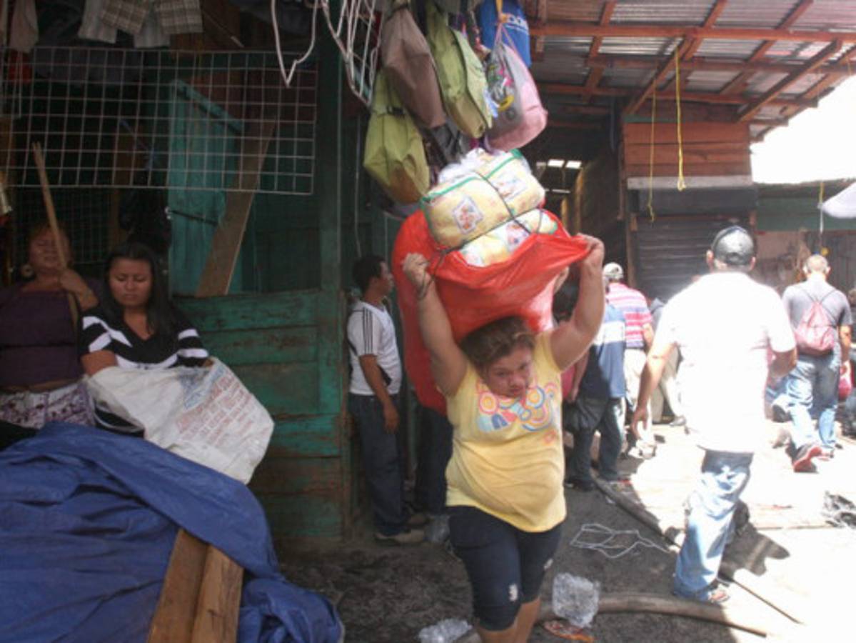 Voraz incendio arrasa con seis mercados de la capital de Honduras