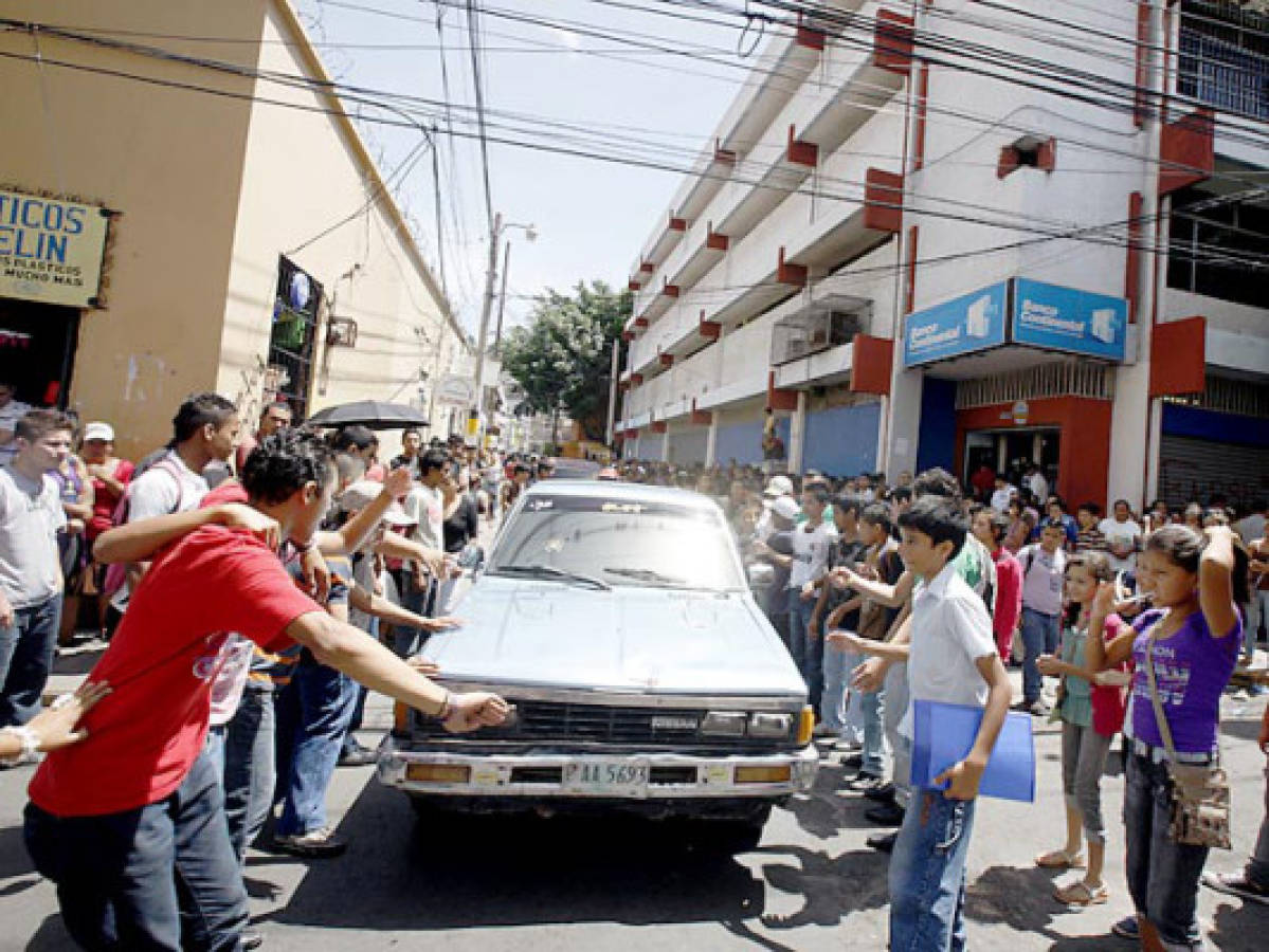 Estudiantes hondureños protestan por la suspensión en la entrega del bono educativo