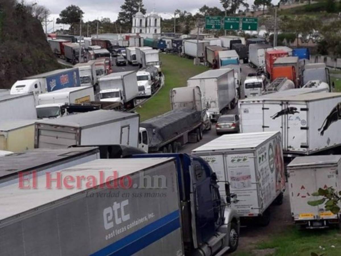 Las pesadas unidades de transporte se encuentran estaciones frente al cementerio San Cruz Memorial de la saluda al norte de la capital de Honduras. Foto: David Romero / El Heraldo