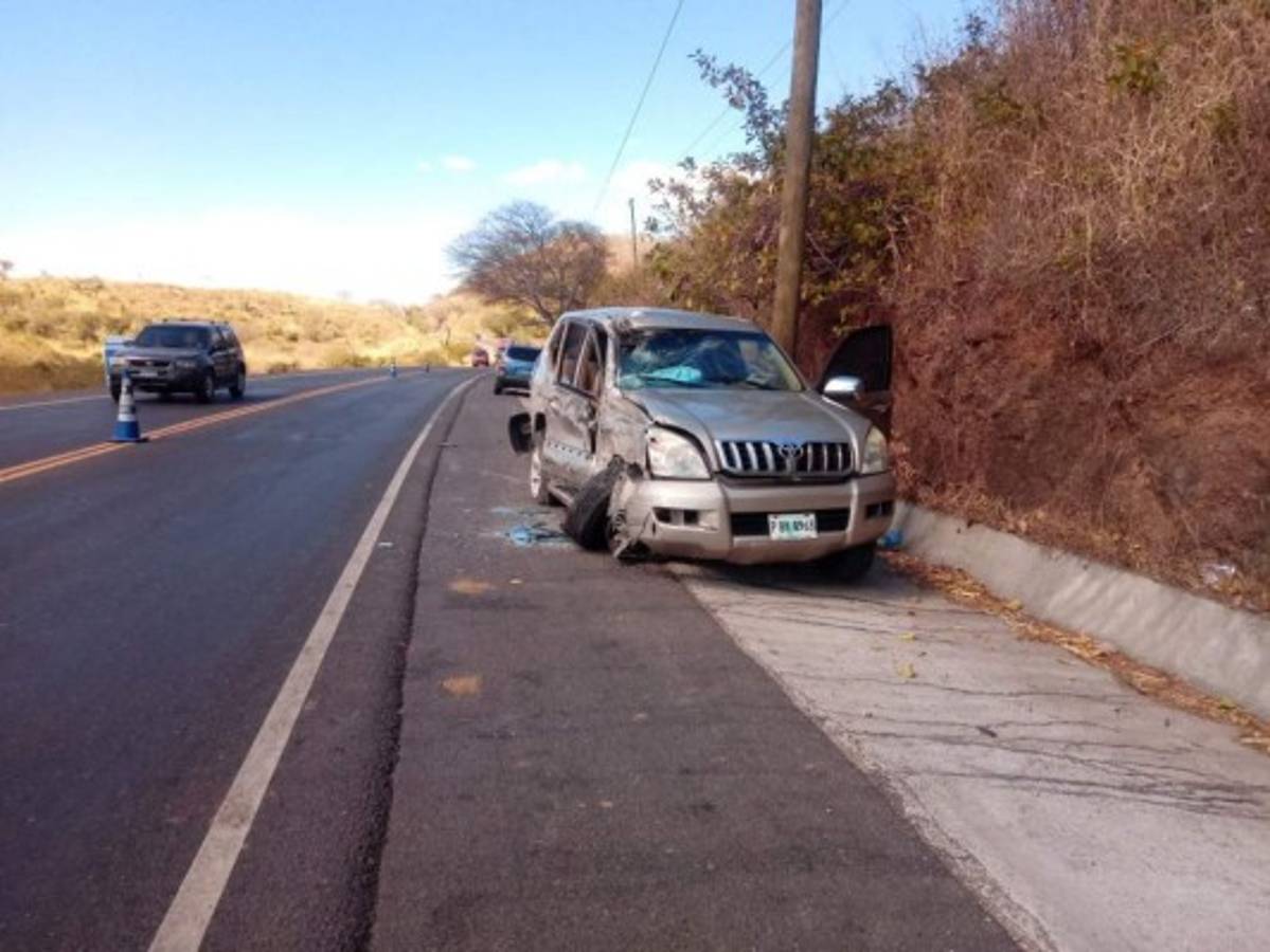 Varios heridos tras colisión entre bus y camioneta en Valle 