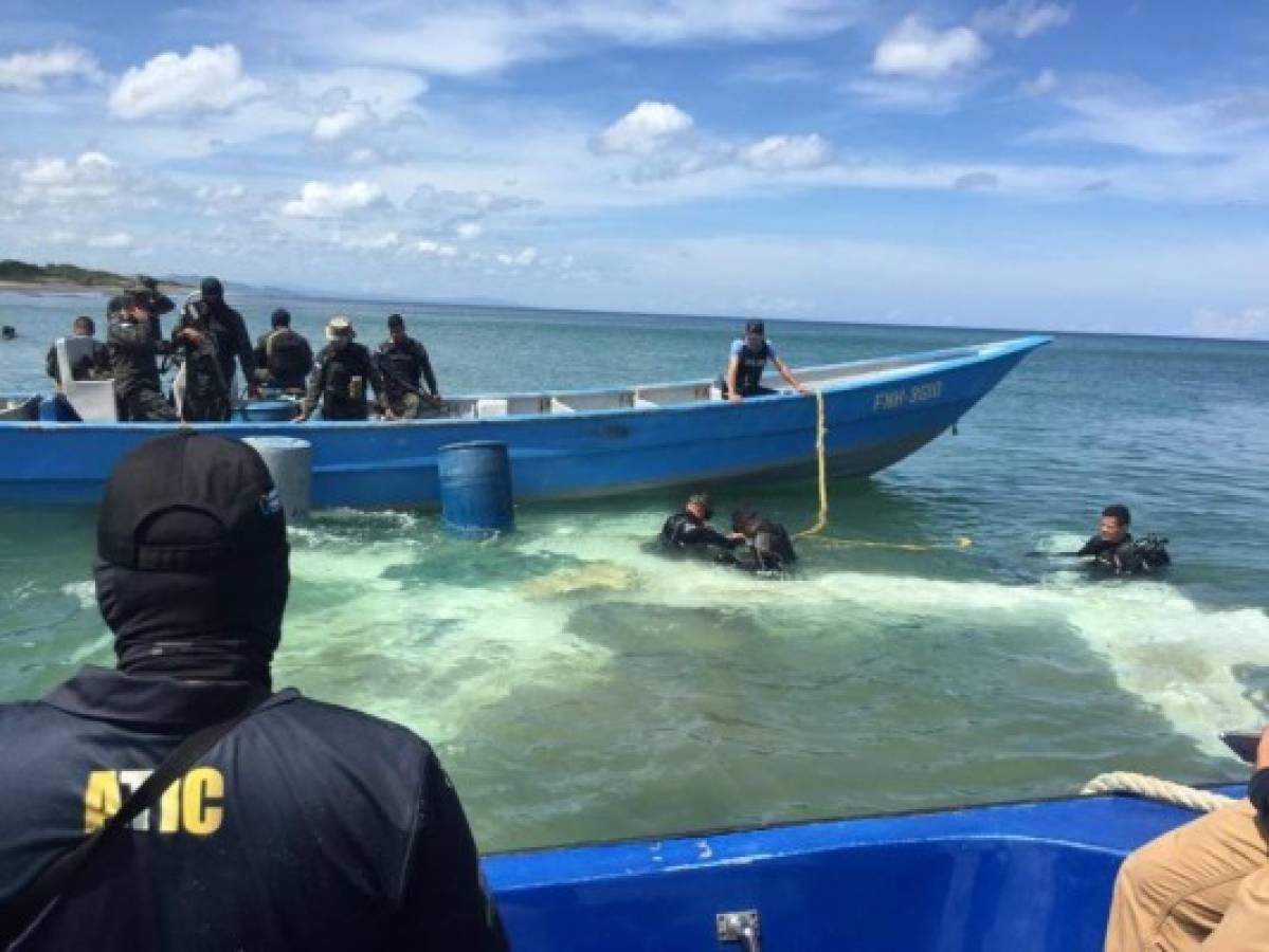 Inspeccionan supuesta narcoavioneta abandonada en playa de Colón