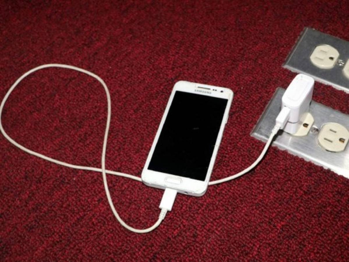 ¿Será malo cargar toda la noche el teléfono?, descubre la verdad detrás de esta frase