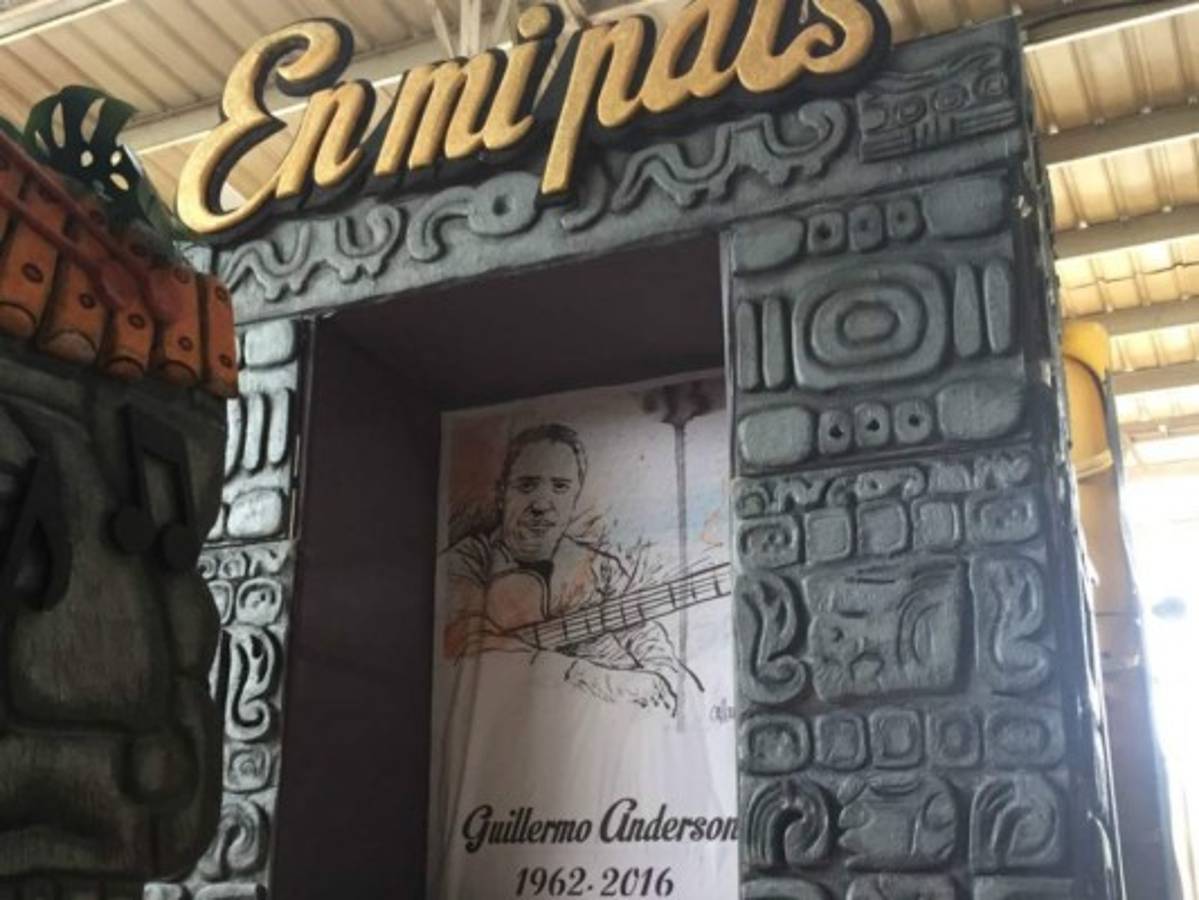 Escuela en Juticalpa se une a homenajear a Guillermo Anderson en fiestas patrias