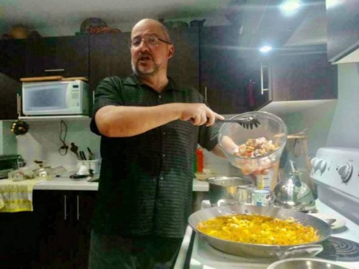 Herrera disfruta cocinar para él y su familia: la paella ahora es parte del menú disponible. Foto: Cortesía