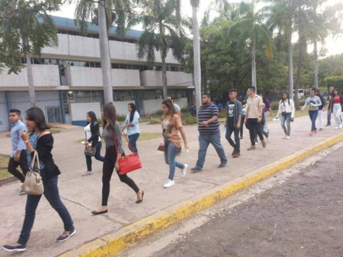 Estudiantes aspiran ingresar a la Universidad Nacional Autónoma de Honduras