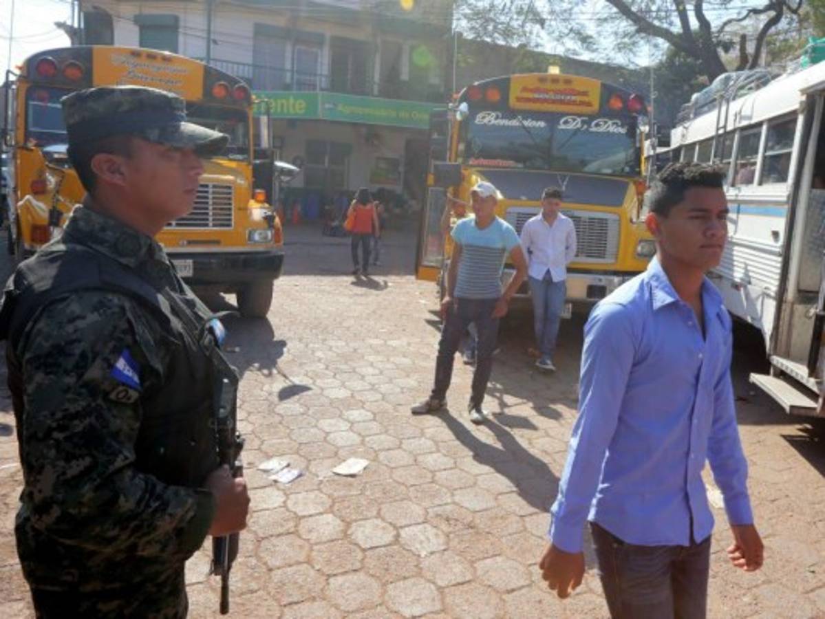 Buscan drogas y armas en terminales de buses en la capital