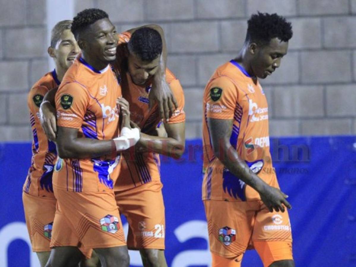 Los jugadores de los Lobos de la UPNFM celebrando el gol de Kilmar Peña. (Fotos: Ronal Aceituno / EL HERALDO)