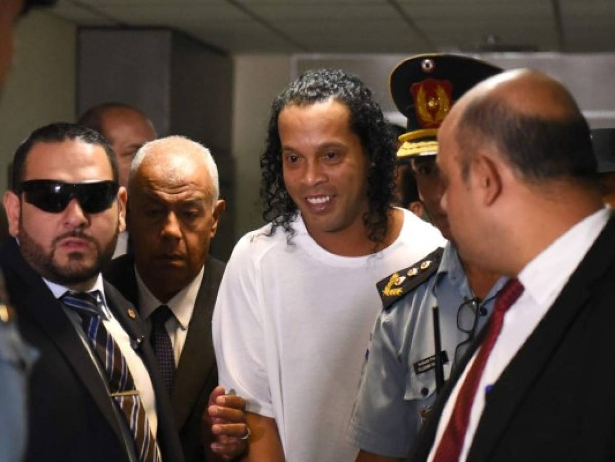 Así pasa Ronaldinho sus noches detenido en un cuartel de Paraguay  