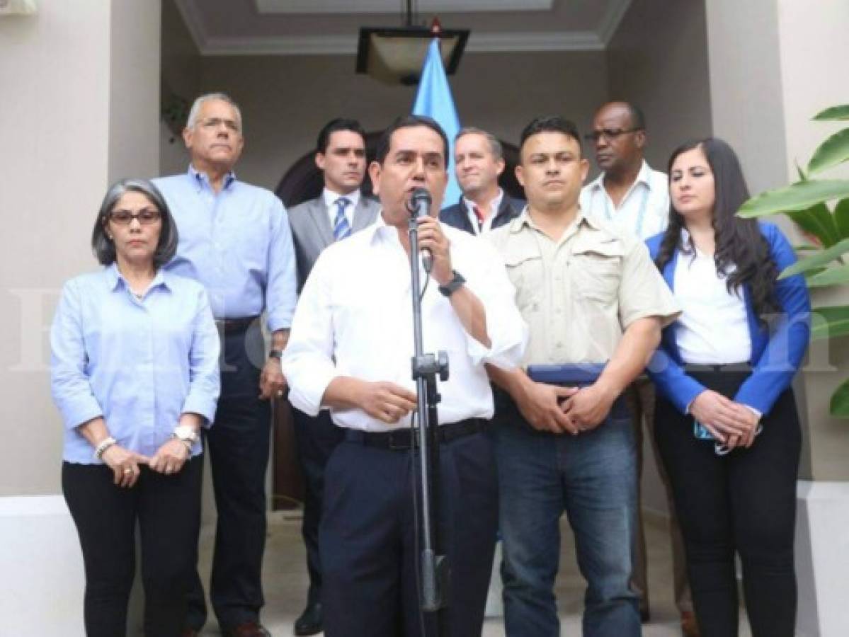 Honduras president Juan Orlando Hernandez announces that he will go for presidential re-election