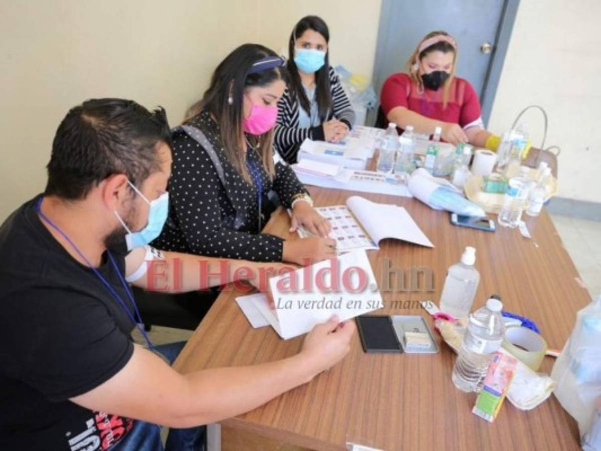 Con mascarillas y medidas de bioseguridad se desarrollan atípicas elecciones primarias (Fotos)