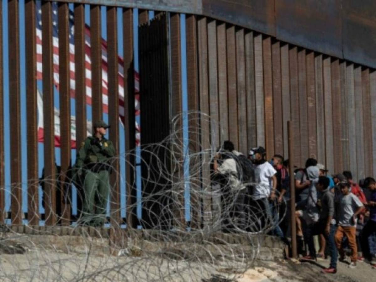Los arrestos de migrantes en la frontera entre México y EEUU caen un 28% en junio