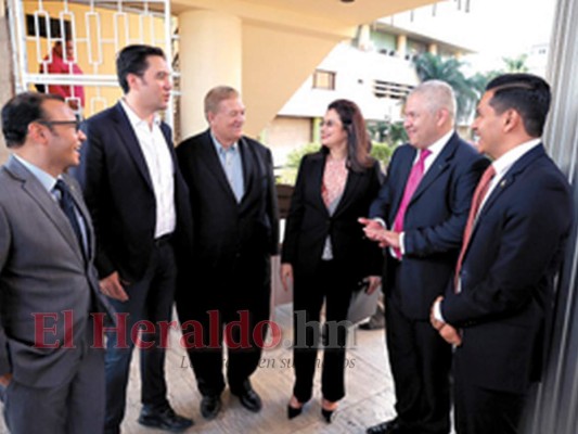 Los candidatos del partido Libre con algunos diputados de este instituto político.