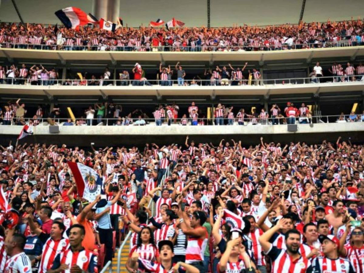 La afición de las Chivas celebra volver a una final diez años después de la última vez. Foto: Agencia AFP / El Heraldo.