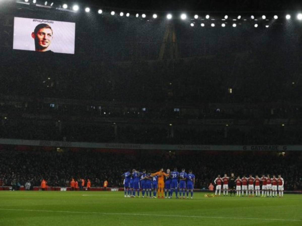 Arsenal y Cardiff rinden homenaje a Emiliano Sala