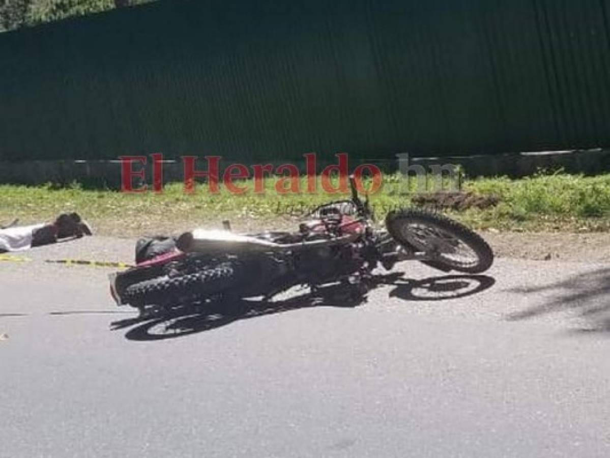 La motocicleta quedó tirada a un lado de la carretera. Foto Alex Pérez| EL HERALDO