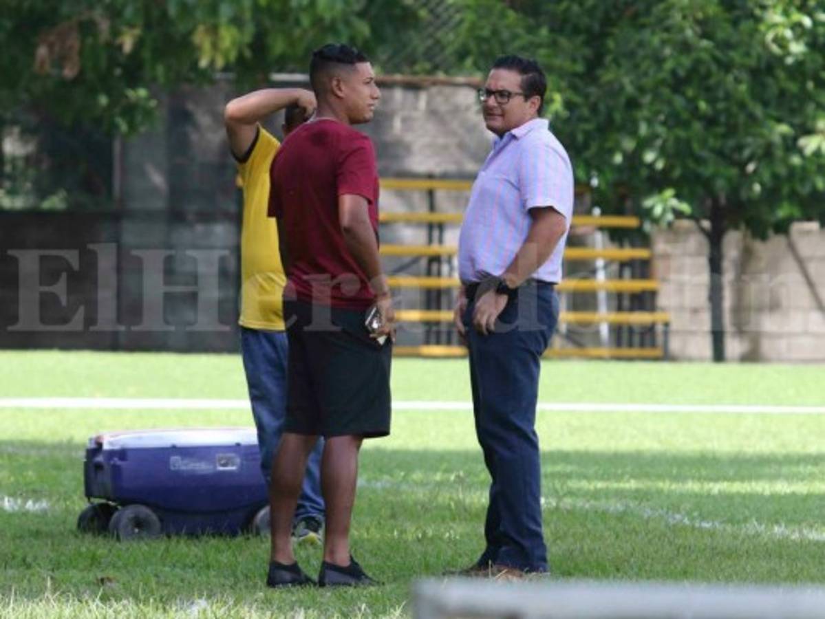 El Tambito Acosta llegó a los entrenamientos del Real España; no se quiere ir al Tenerife sin la patadita de la suerte de sus ahora excompañeros. (Fotos: Delmer Martínez / Grupo Opsa)