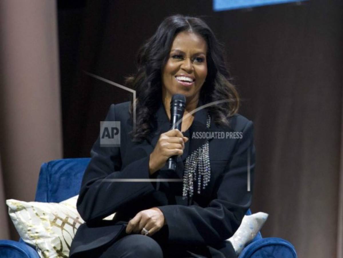 Obama sorprende a Michelle Obama al presentar ella su libro
