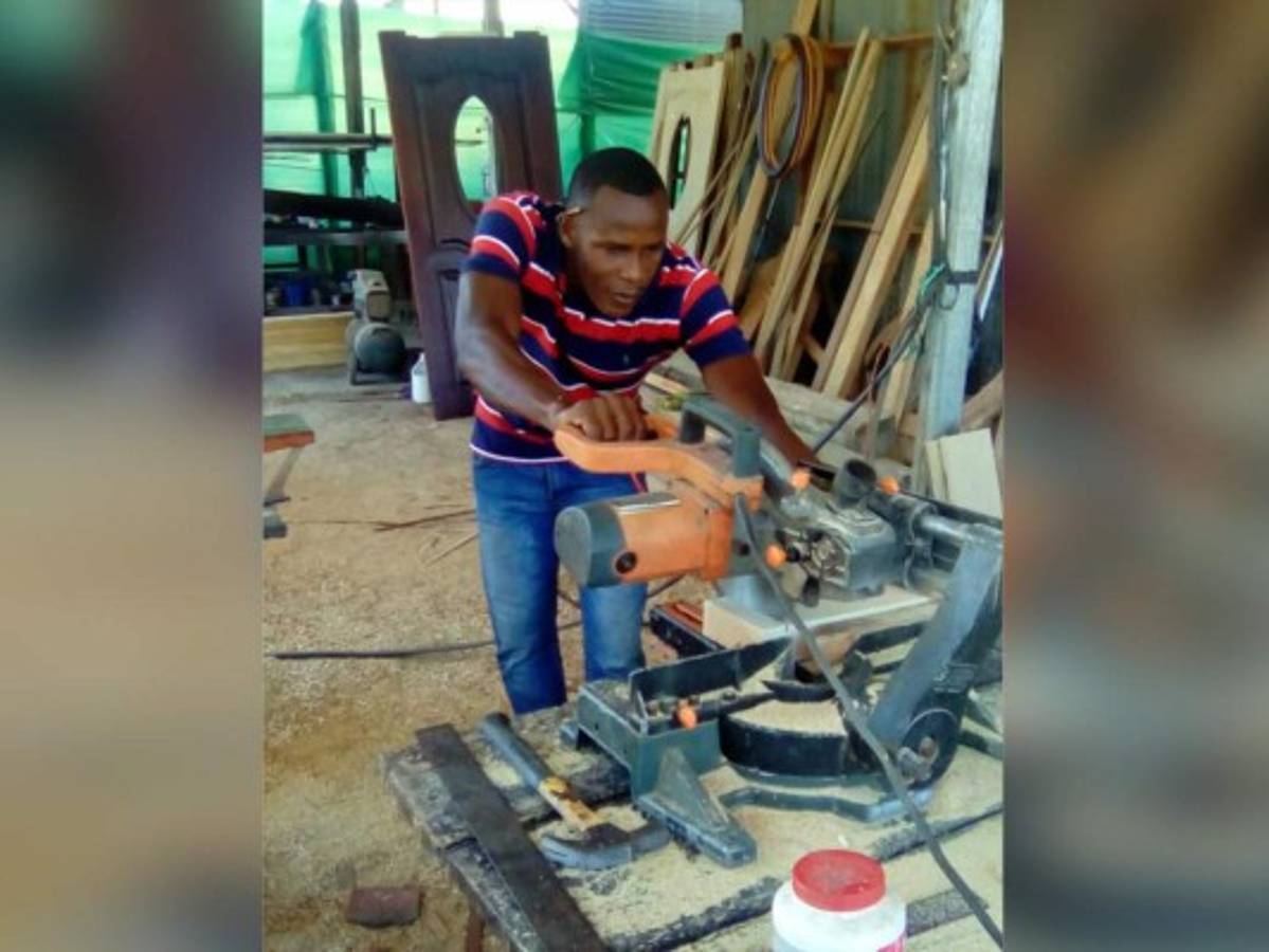 El defensa hondureño Dilmer Gutiérrez se refugia en la ebanistería