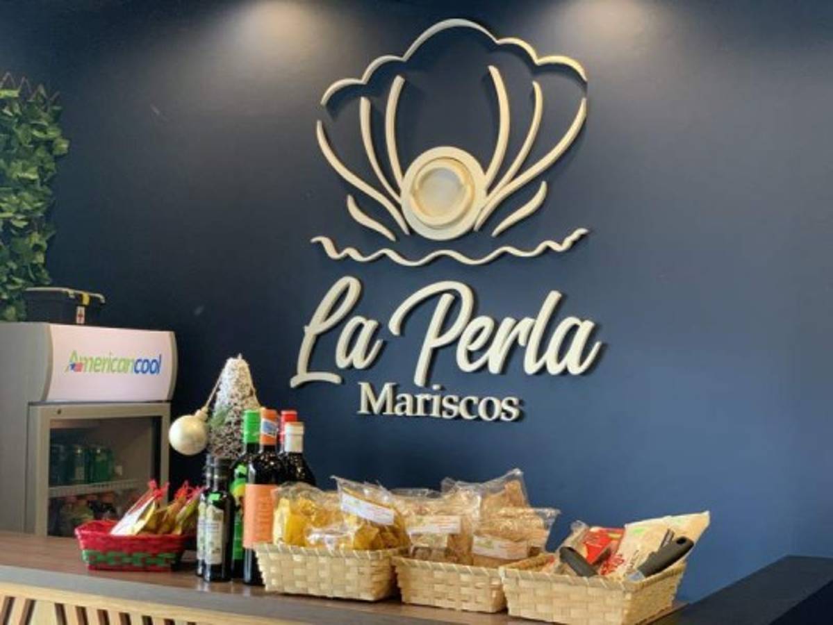 Además de su variedad en mariscos, la tienda ofrece condimentos y deliciosos acompañantes.