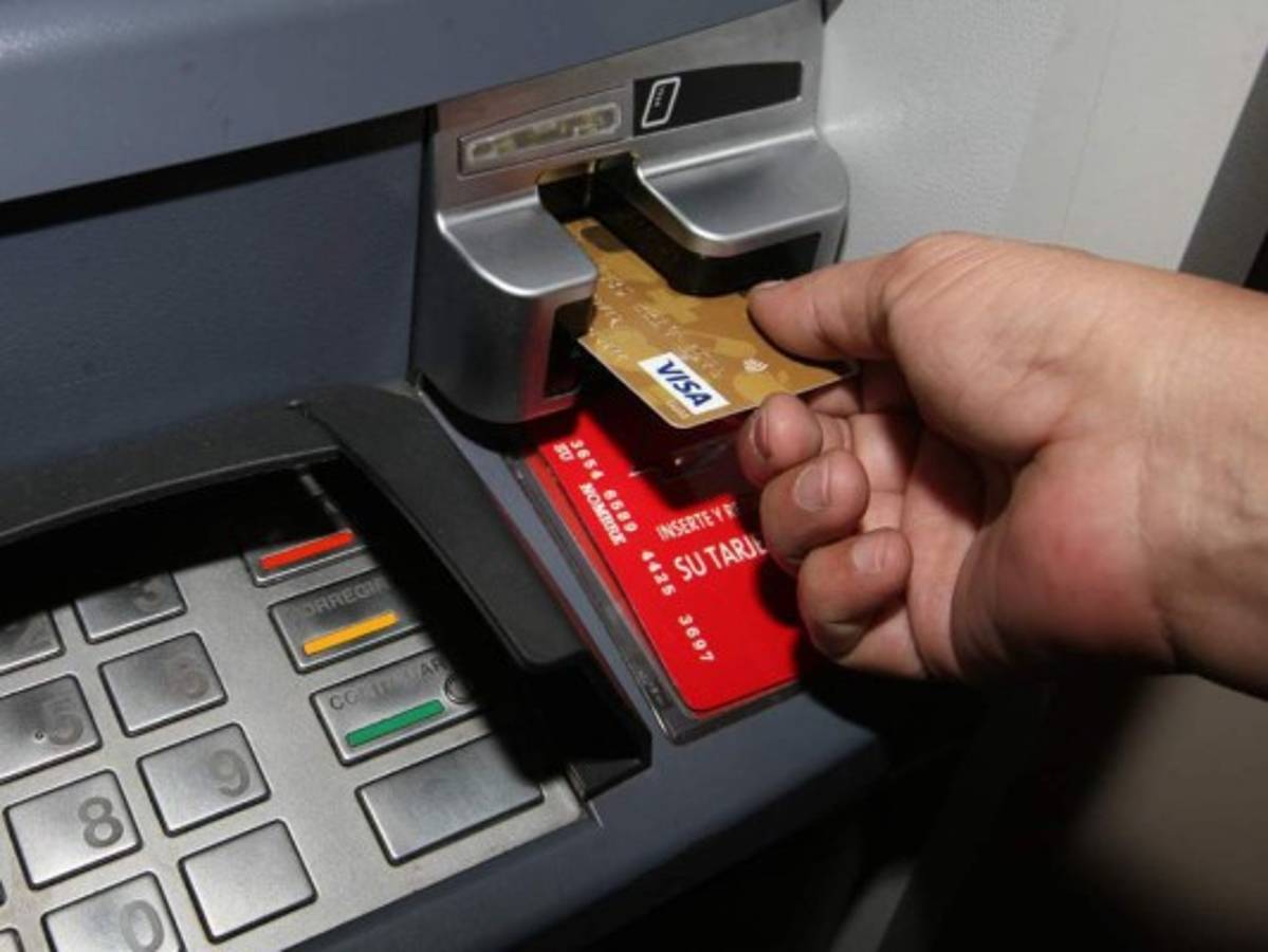 Reformas a la Ley de Tarjetas de Crédito permitirán a 200 mil clientes pagar deudas