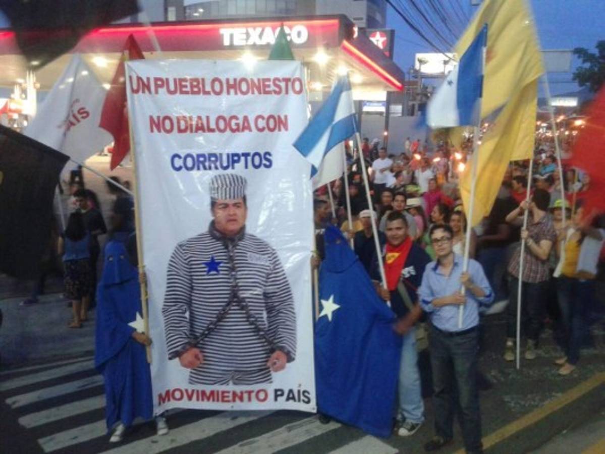 Embajador Nealon recibe a 'indignados” tras marcha