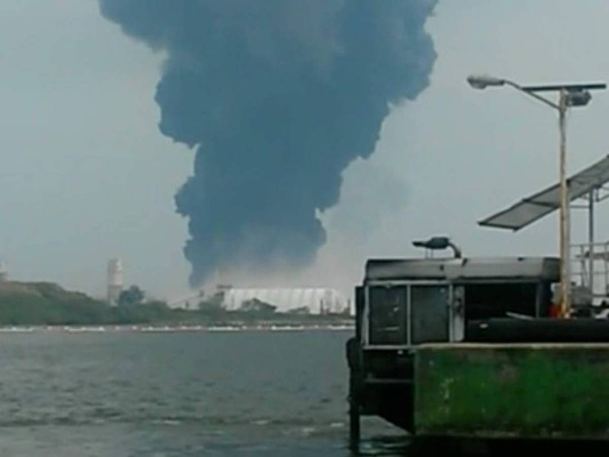 México: Suben a 13 los muertos en explosión en petroquímica