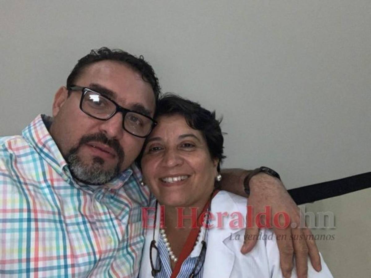 Suyapa Figueroa, presidenta del CMH, fue a visitarlo tras su recuperación.