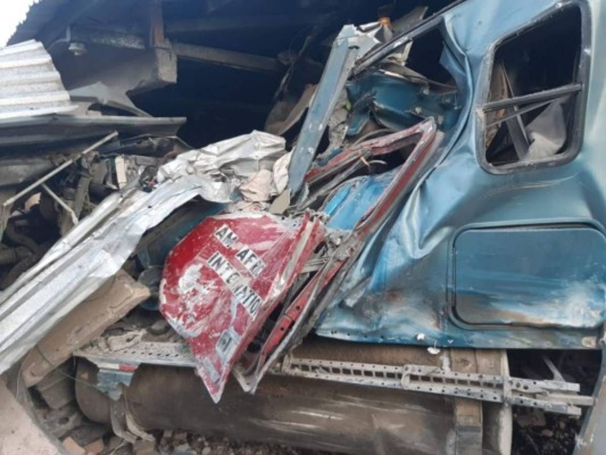 El cuerpo del infortunado conductor quedó atrapado por los escombros de la vivienda y la estructura del vehículo. Pereció de forma instantánea.