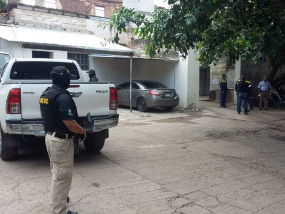 Decomisan armas y libros para documentar caso de policía municipal que disparó a civil