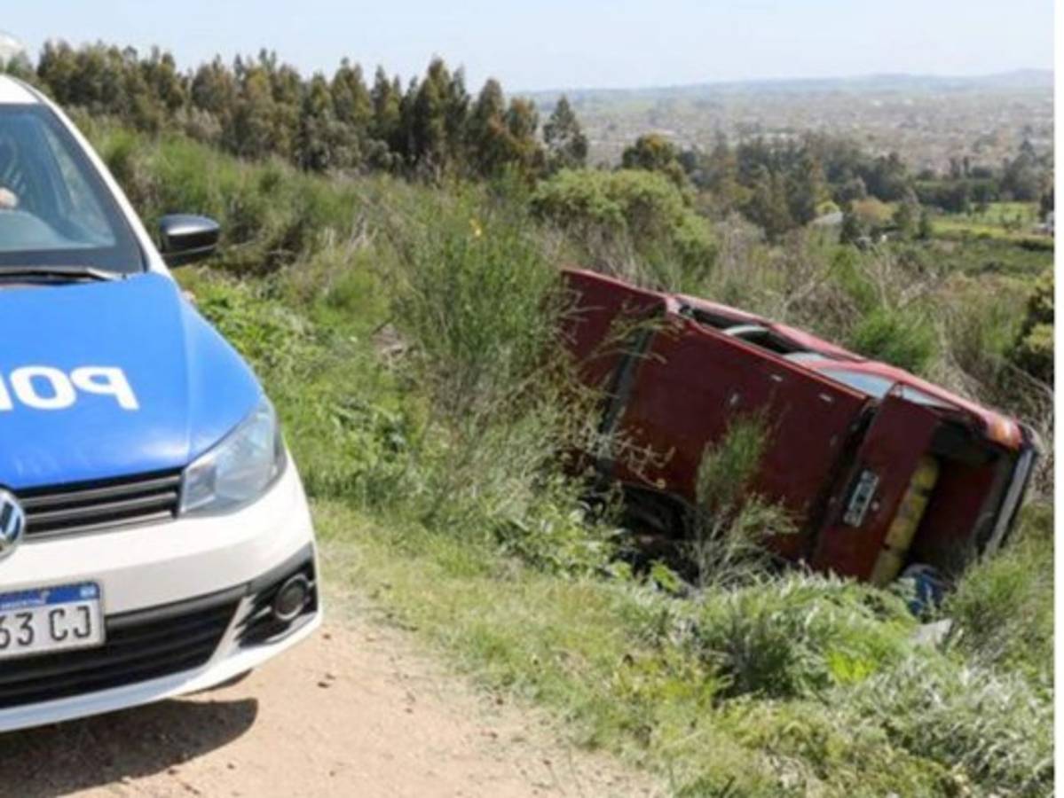 Hombre se detiene a orinar, su auto cae al barranco y denuncia que se lo robaron