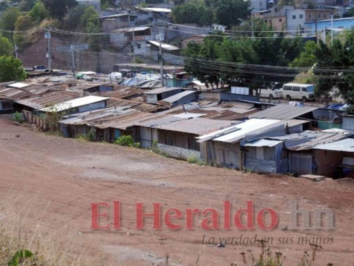 En la feria de Villa Nueva, los vendedores confían que se les construirá su plaza de ventas. Foto: Marvin Salgado/El Heraldo