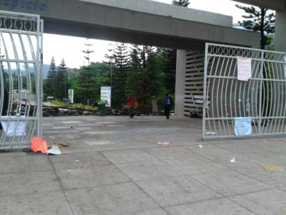 Estudiantes desalojan de forma pacífica la UNAH en Tegucigalpa