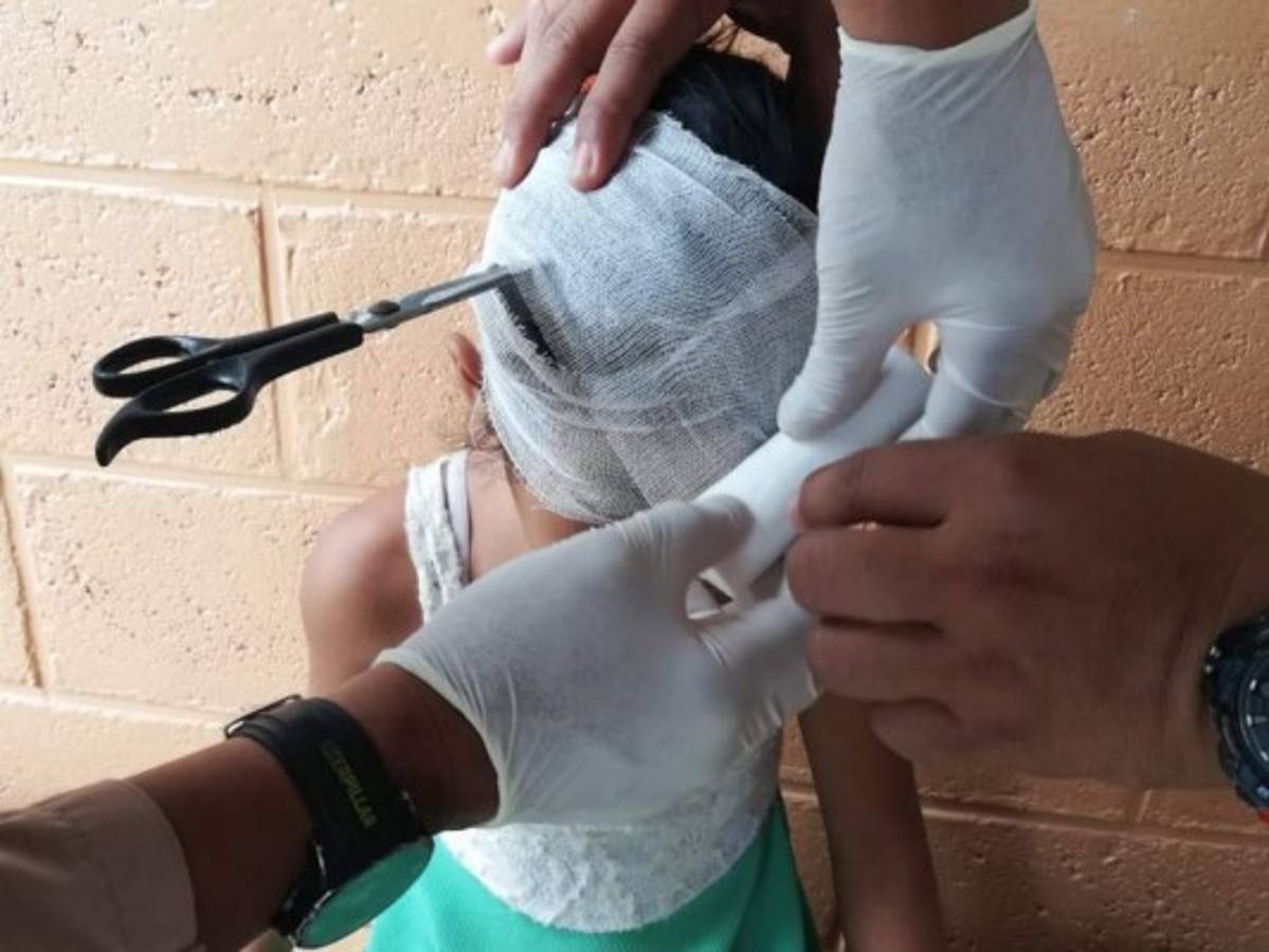 Paramédicos le brindaron atención primaria para inmovilizarle el objeto filoso.