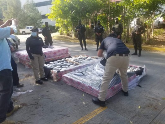 Incautan 254 paquetes de marihuana que iban camuflados en varias camas