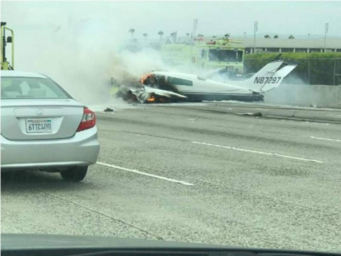 Se estrella avioneta en una autopista de California, Estados Unidos