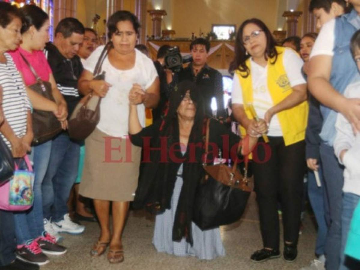 Devotos agradecen los milagros a la Virgen de Suyapa con velas, flores y de rodillas