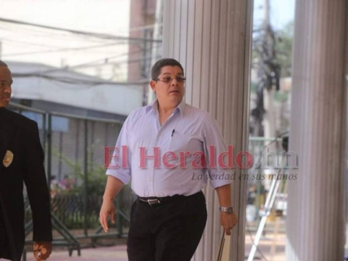 Bolivio Castillo Escoto también llevó su hoja de vida para aplicar. Foto: David Romero/ EL HERALDO