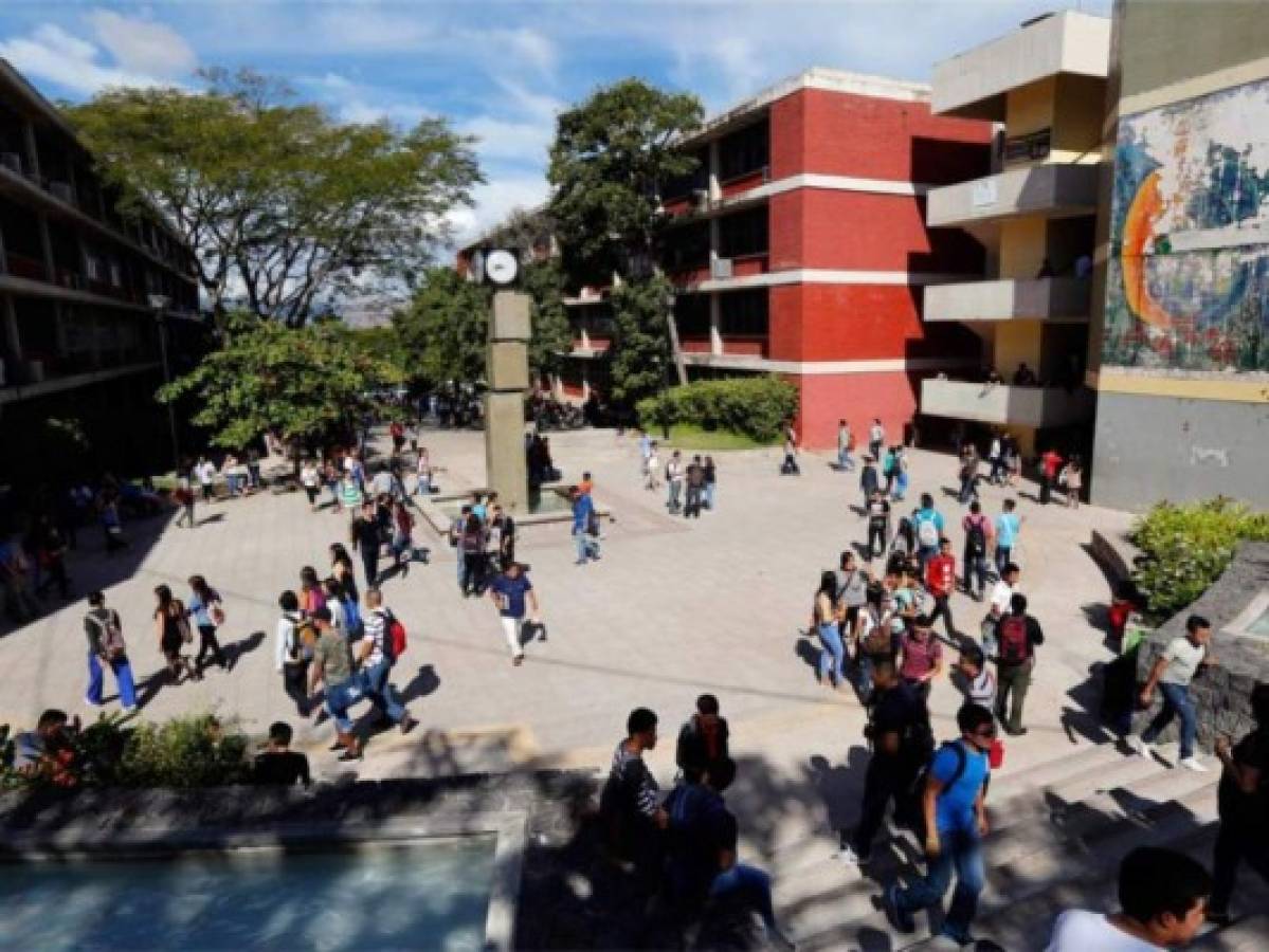 UNAH: Suspenden clases en Ciudad Universitaria tras quema de tres rapiditos