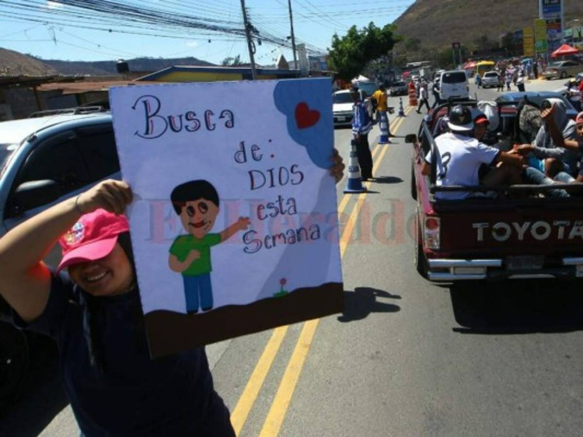 Veraneantes abandonan masivamente la capital rumbo al norte y sur de Honduras