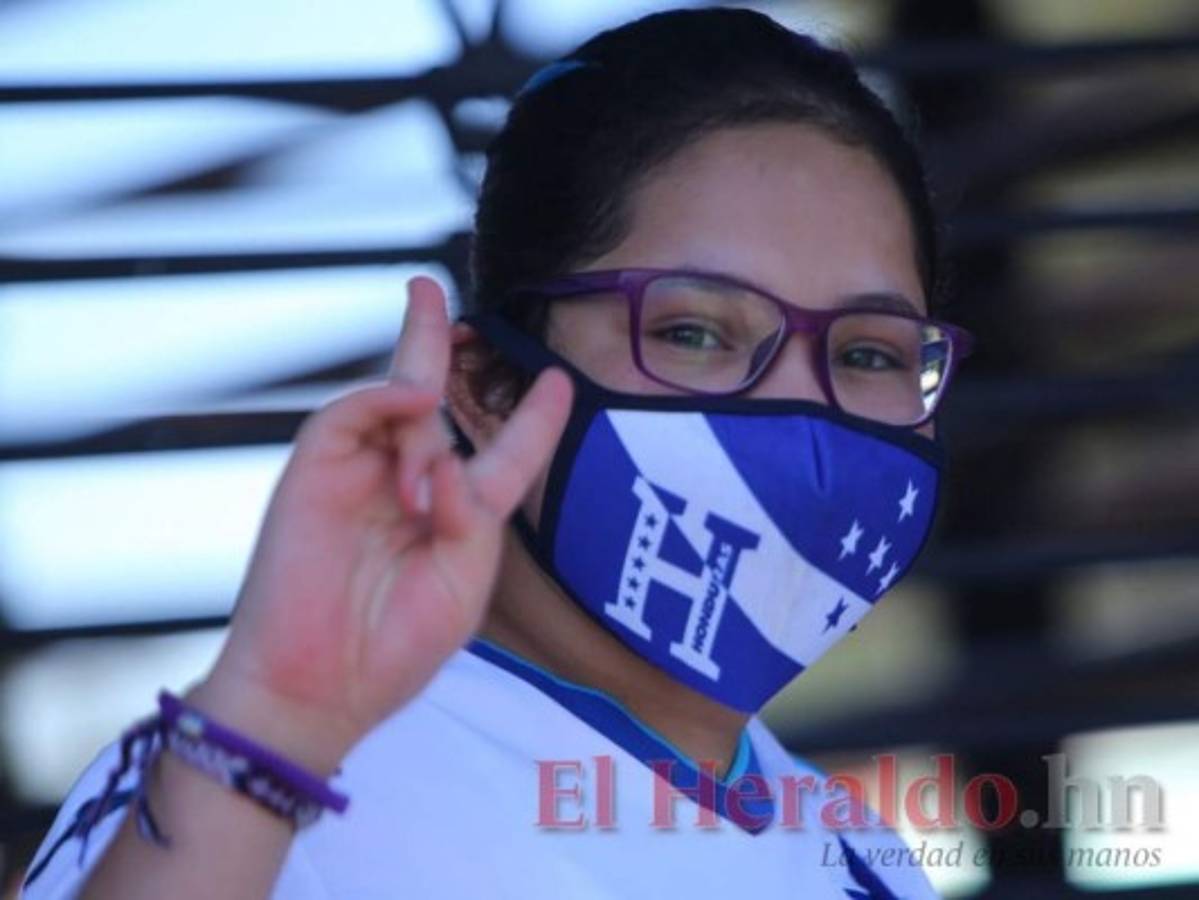 Los tres primeros aficionados hondureños en el estadio Azteca no pierden la fe en su Selección