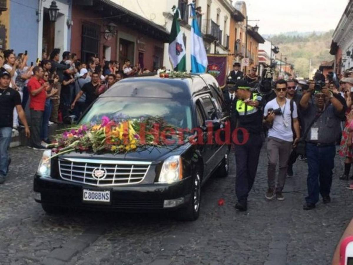 Tras concluir las exequias en el edificio municipal, los restos de Arzú fueron sepultados en un ceremonia privada en un cementerio en la colonial Antigua Guatemala (oeste). (Foto: Óscar Cáceres/ El Heraldo Honduras)