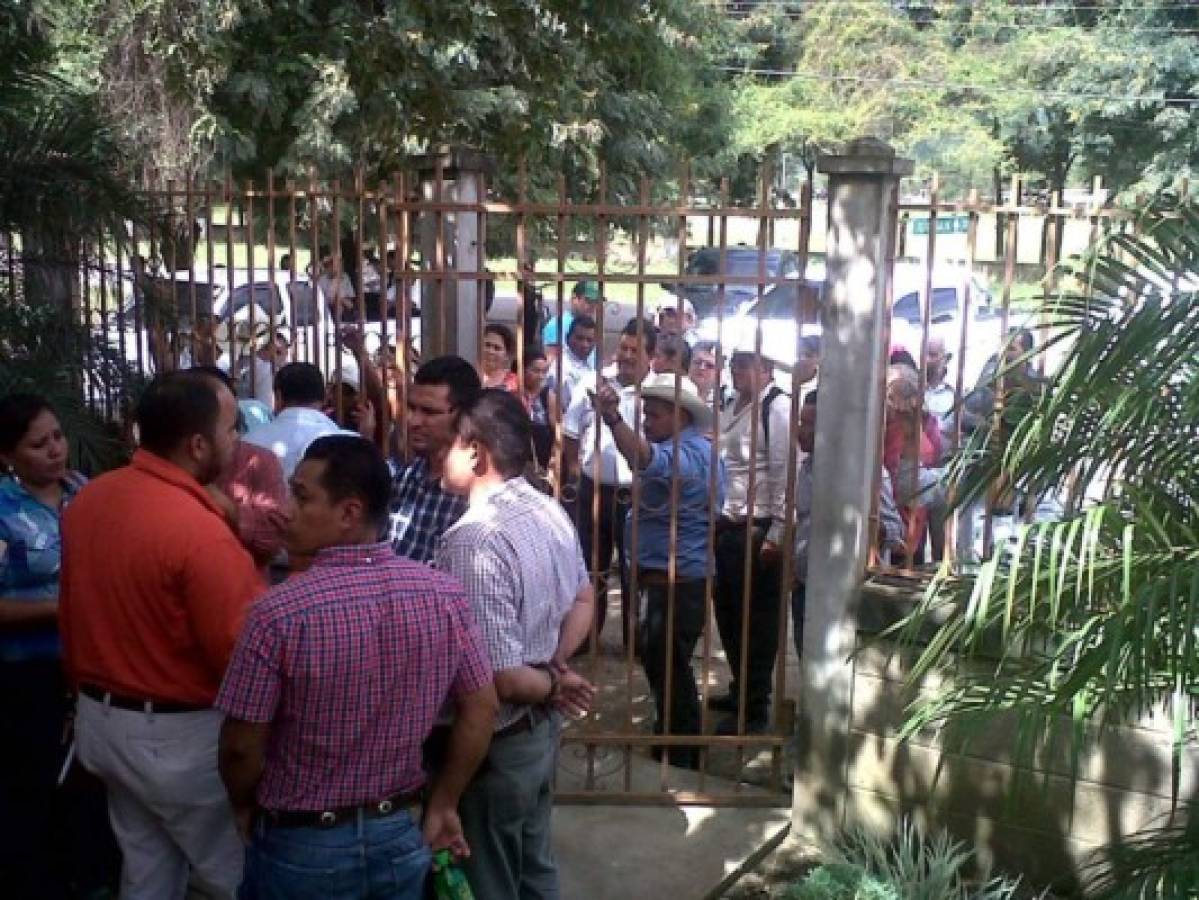 Vecinos de Patuca realizan plantón en Juzgado de Catacamas