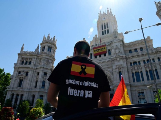 Sánchez, debilitado políticamente, anuncia la vuelta del fútbol y de los turistas a España