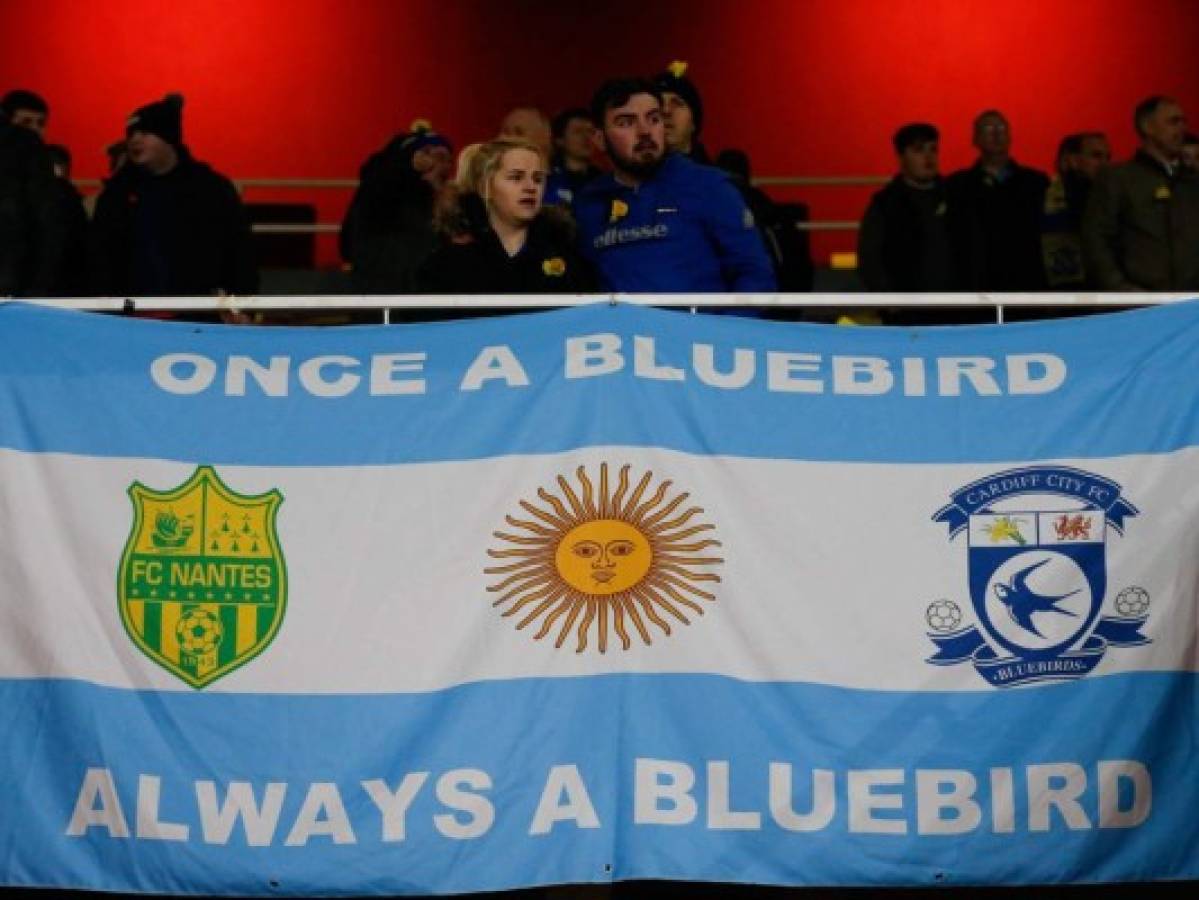 Con la bandera de Argentina y junquillos amarillos recuerdan a Emiliano Sala