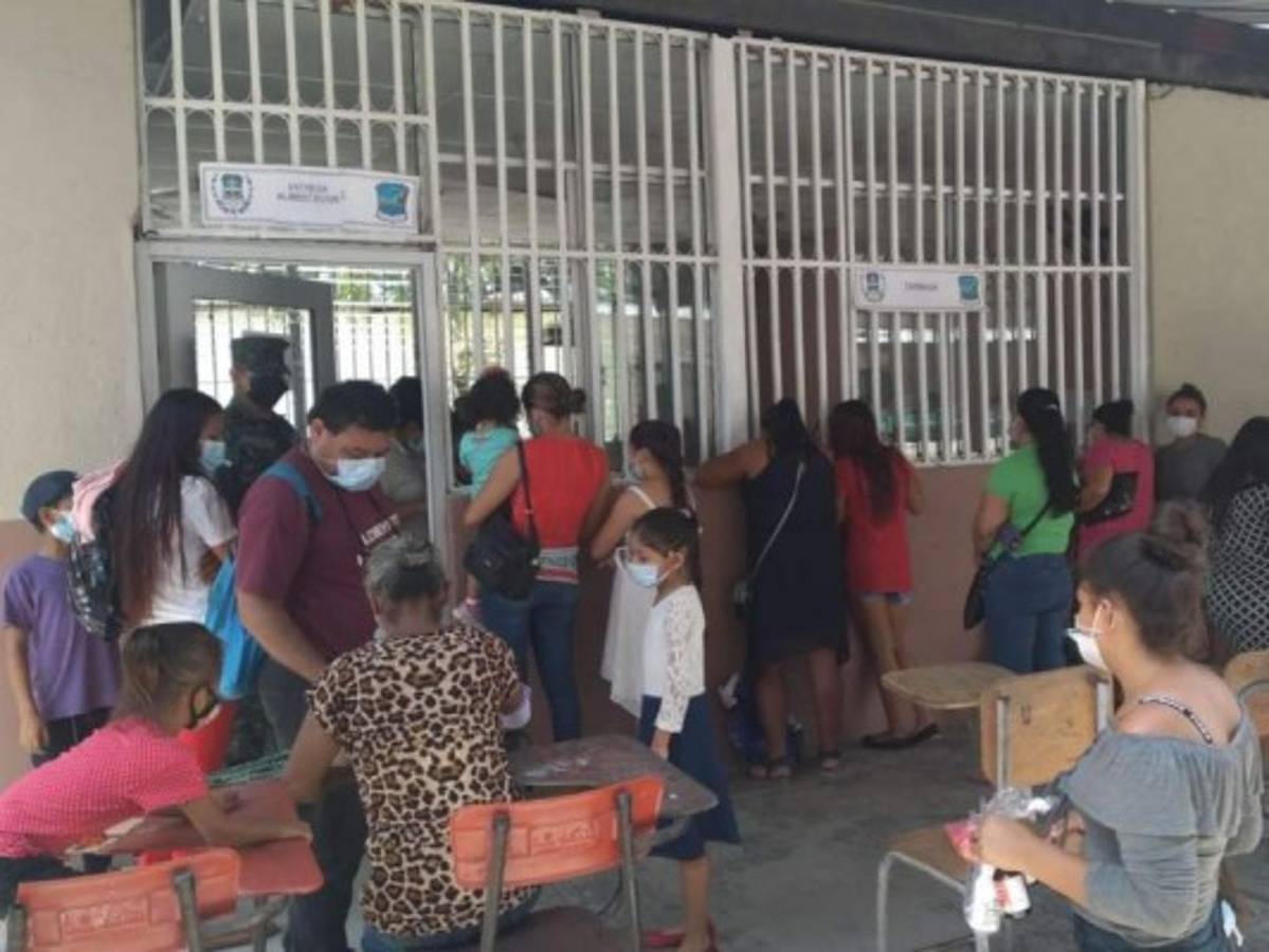 Las personas acudieron masivamente en busca de asistencia médica durante la campaña de salud realizada por al Base Naval y los funcionarios de Cooperación en Seguridad de Estados Unidos.